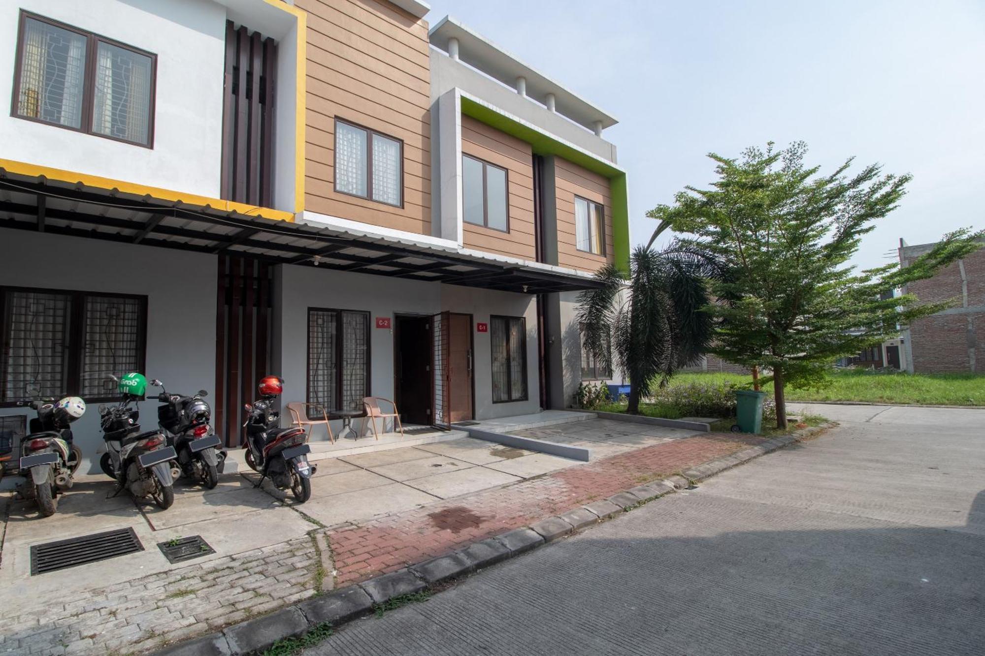 Oyo 3253 Sofia Residence Telukjambe Exterior foto